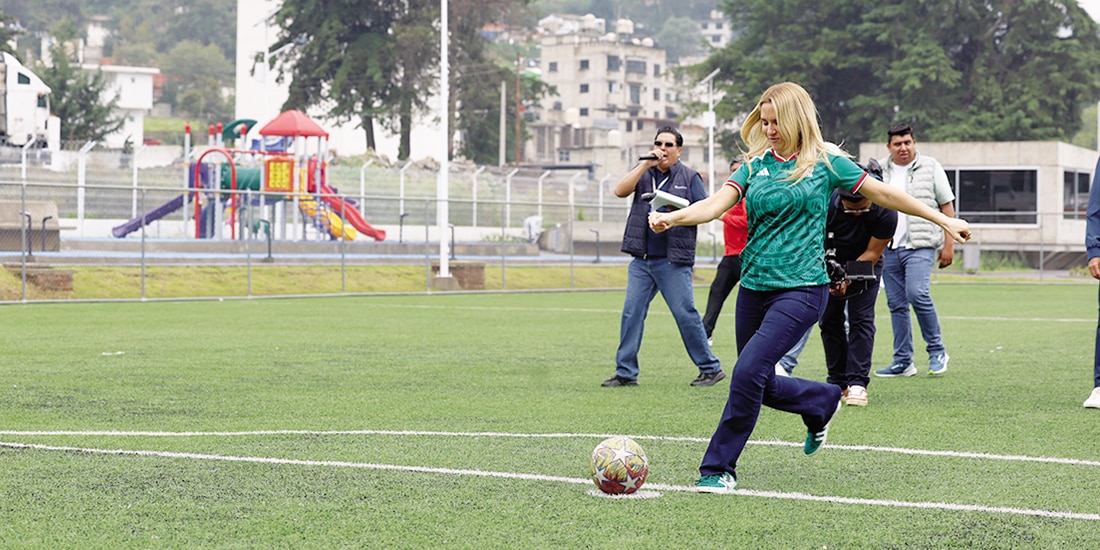 Romina Contreras patea un balón de futbol, el pasado sábado, en la cancha de la Unidad Deportiva El Plan.