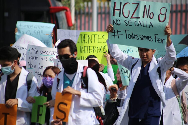 Médicos internos manifiestan su apoyo a su compañero con #TodosSomosFer.