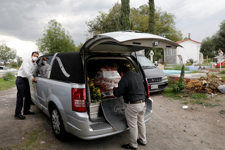 Bajan de carroza a víctima mortal del coronavirus en panteón de Ciudad de México