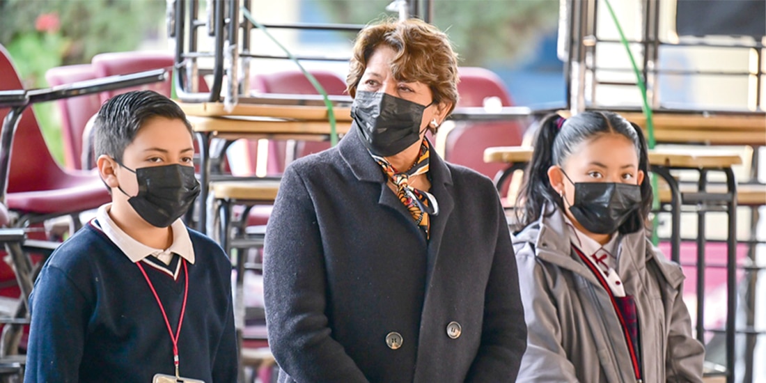 LA GOBERNADORA del Estado de México, Delfina Gómez, con alumnos, ayer.