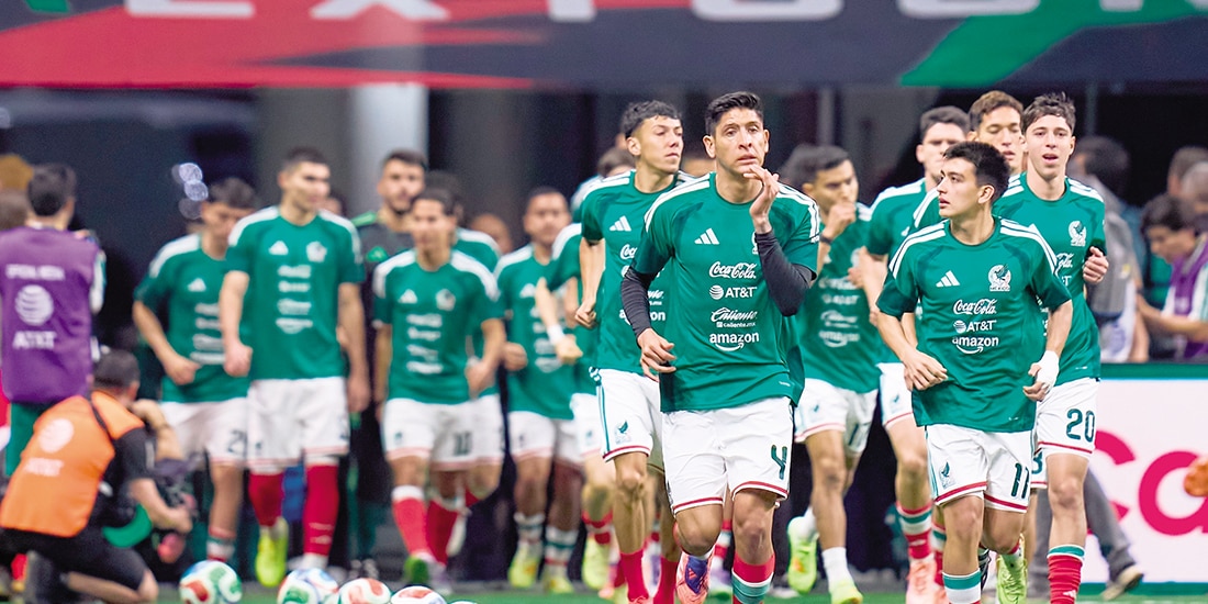 Edson Álvarez comanda al equipo mexicano previo a un partido del año pasado en Estados Unidos.