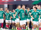 Edson Álvarez comanda al equipo mexicano previo a un partido del año pasado en Estados Unidos.