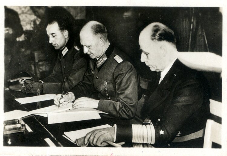 El general Alfred Jodl firma la rendición alemana en Reims, junto a Oxenius y von Friedeburg.