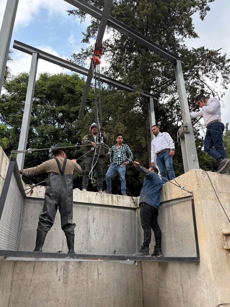 Las nuevas redes buscan evitar que desechos lleguen a la presa “El Capulín” y mitigar focos de infección.