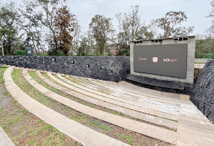 Áreas afuera de la Cineteca, entre
éstas, el foro al aire libre sin público.
