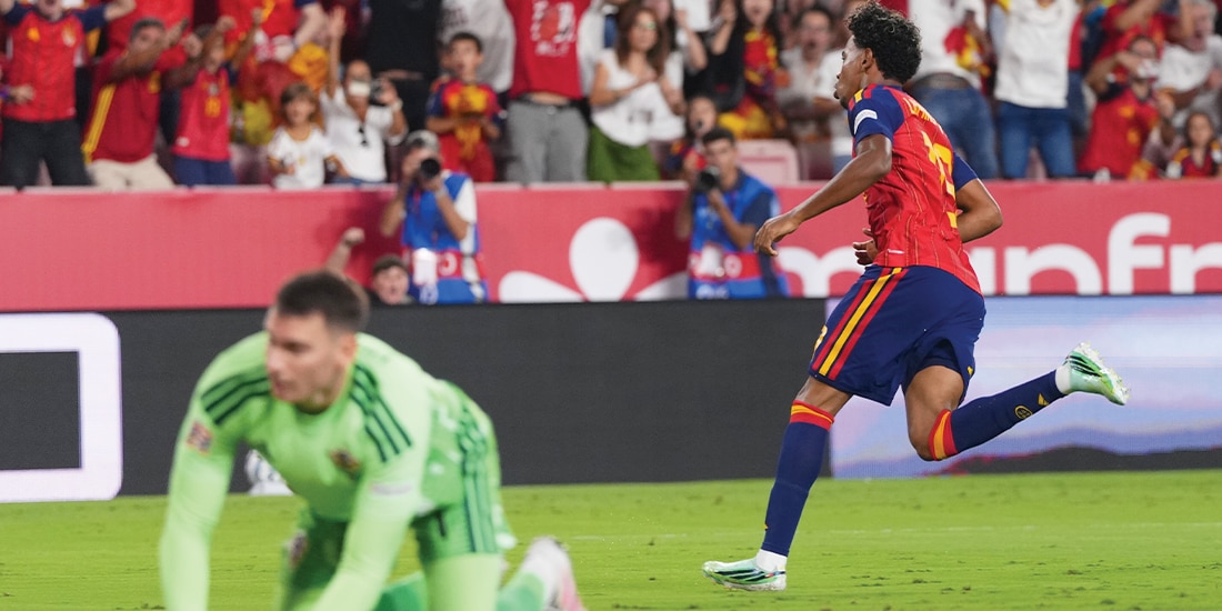 EL DELANTERO celebra uno de los dos goles que marcó, ayer, con la selección ibérica en la Liga de Naciones.