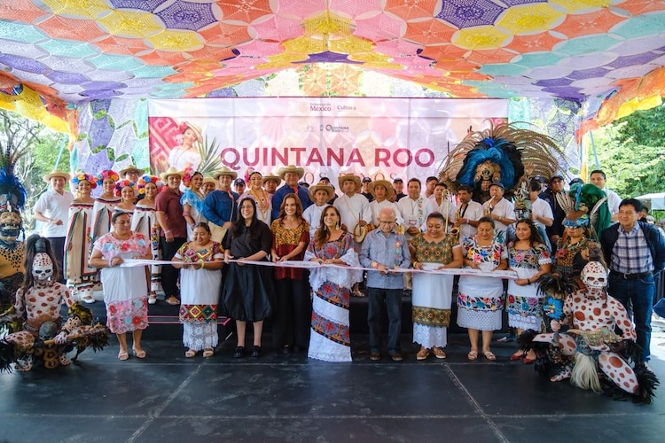 La gobernadora Mara Lezama encabeza la inauguración de la muestra cultural en el Complejo Cultural Los Pinos.