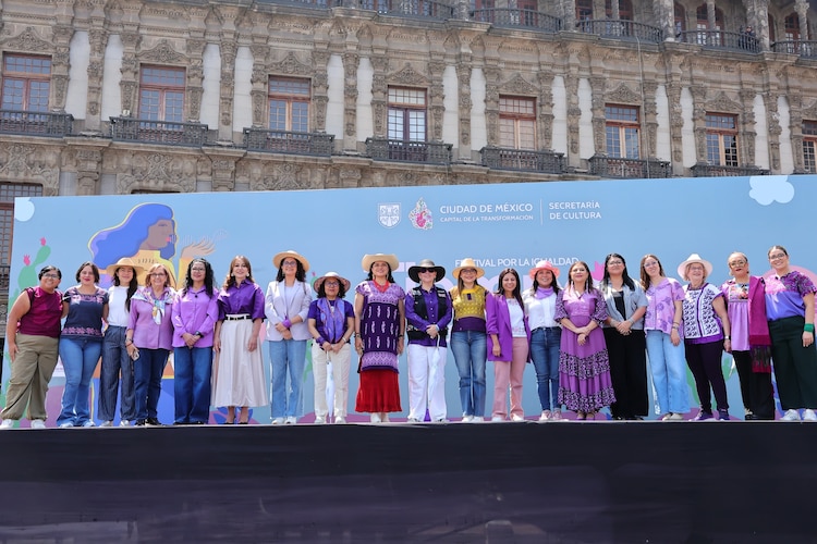 Clara Brugada encabeza evento en el Zócalo previo al 8M.
