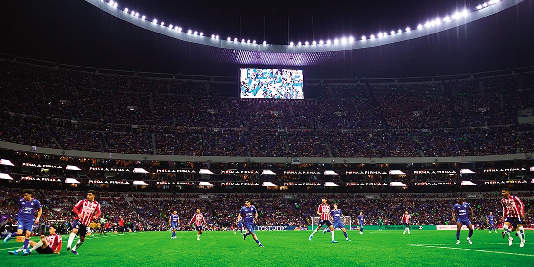 El estadio Azteca en el partido entre Cruz Azul y Chivas, ayer.
