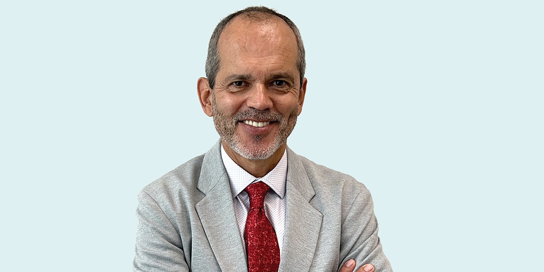 El director del encuentro en sesión
fotográfica.