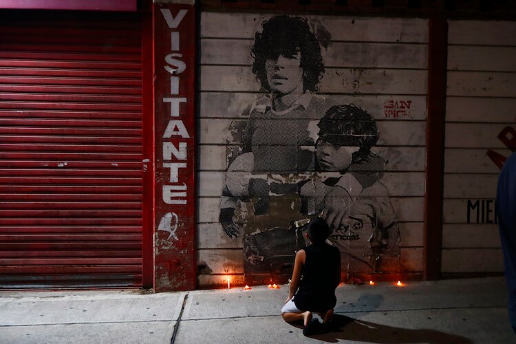 Un niño observa un mural de Maradona cerca del estadio de Argentinos Juniors, el pasado miércoles.