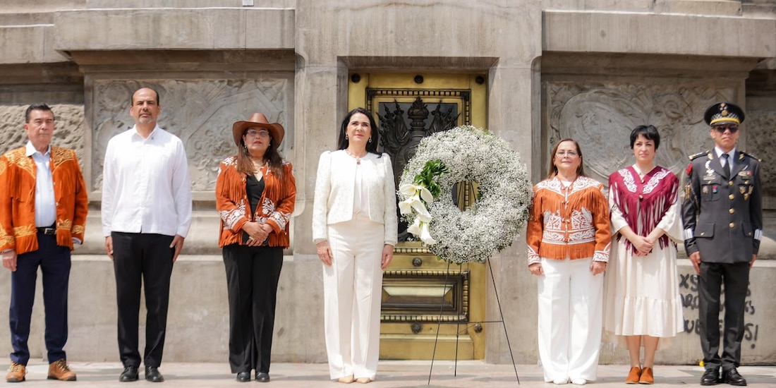 Conmemoración del 197 aniversario de la victoria de Tampico de 1829, en el Ángel de la Independencia.