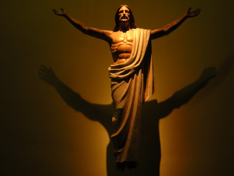 La resurrección de Cristo (en foto, representada en una escultura) es la creencia central del cristianismo.