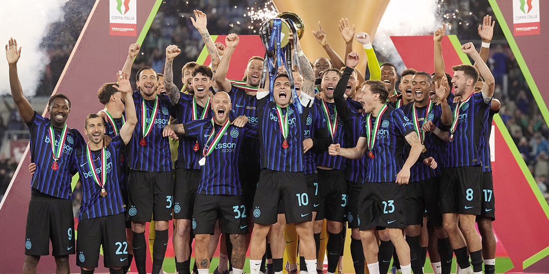 Lautaro Martínez levanta el trofeo, ayer, que los proclama como campeones de la Serie A de Italia.
