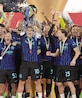 Lautaro Martínez levanta el trofeo, ayer, que los proclama como campeones de la Serie A de Italia.