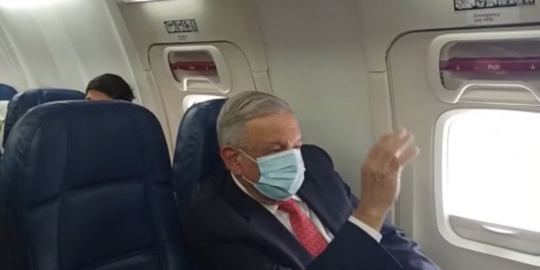 El presidente usó cubrebocas durante su vuelo a EU.