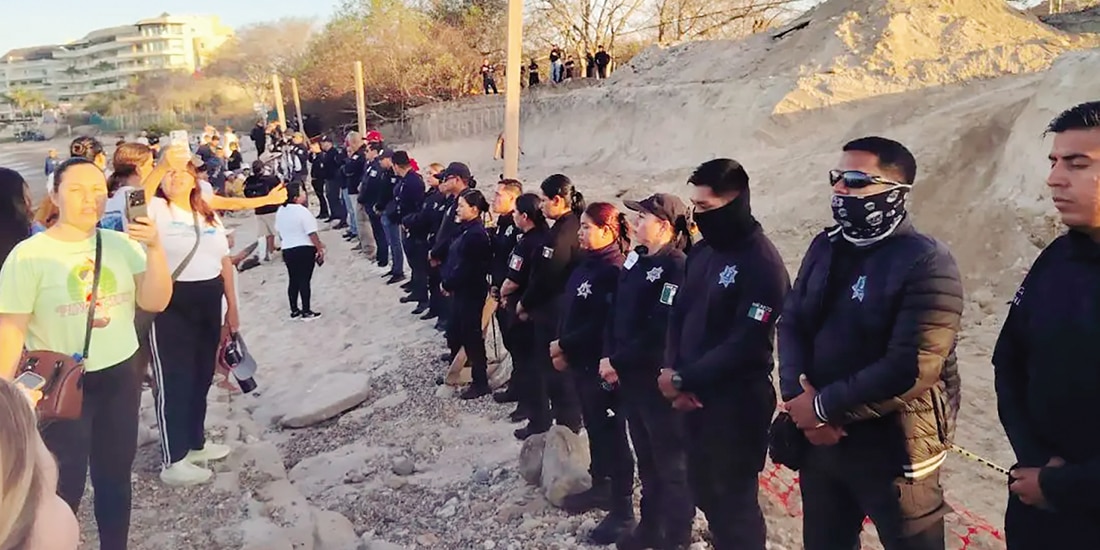 Protesta de pobladores contra destrucción ecológica en la playa Las Cocinas el 29 de abril.