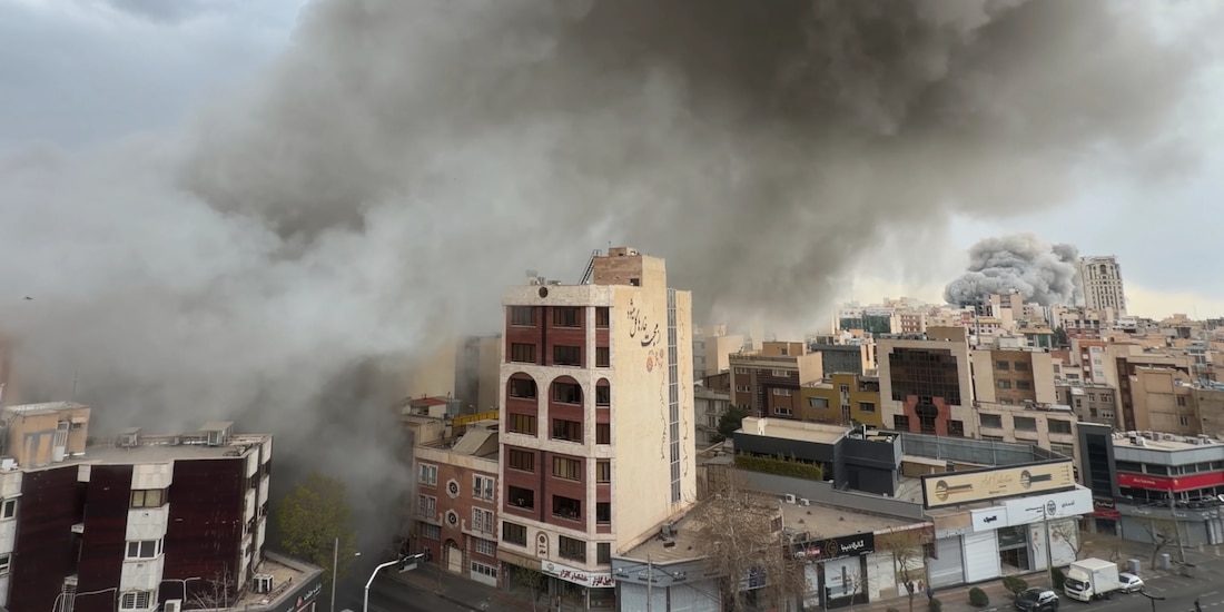 Columna de humo se eleva tras un ataque en Teherán, capital de Irán.