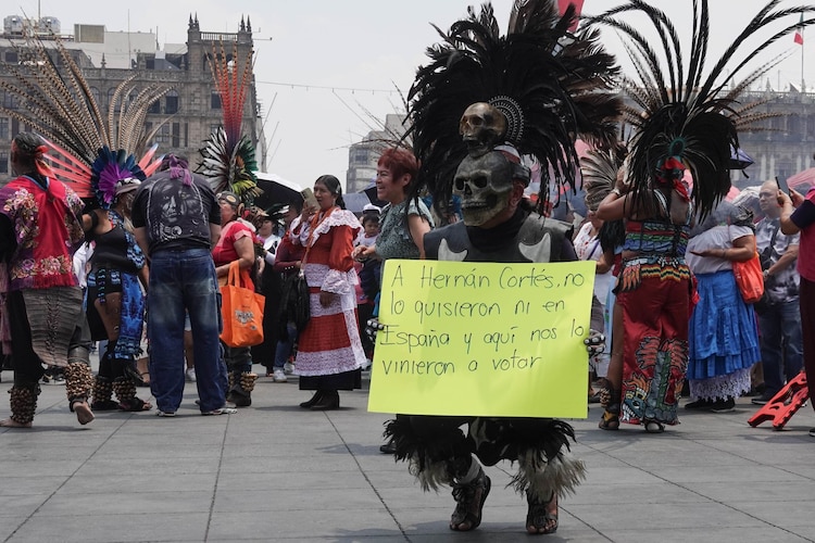 Grupos indígenas y danzantes se manifestaron frente a la Catedral Metropolitana.