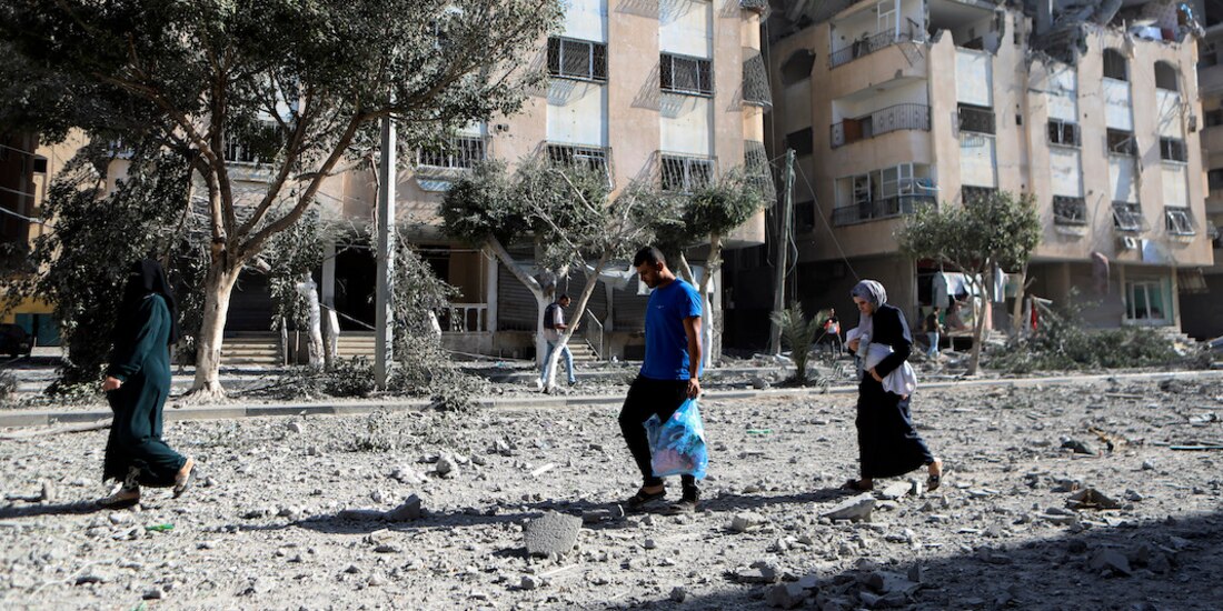 Residentes palestinos abandonan sus casas tras nuevos bombardeos, ayer.
