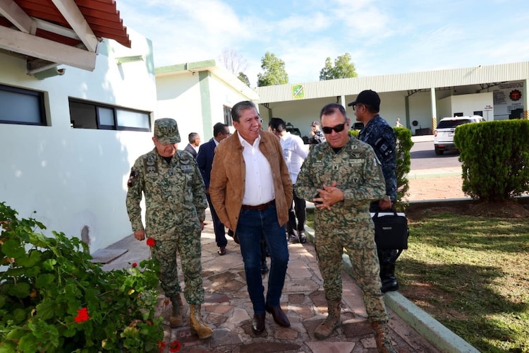 El gobernador David Monreal, al darle la bienvenida al estado al General Porfirio Fuentes Vélez.