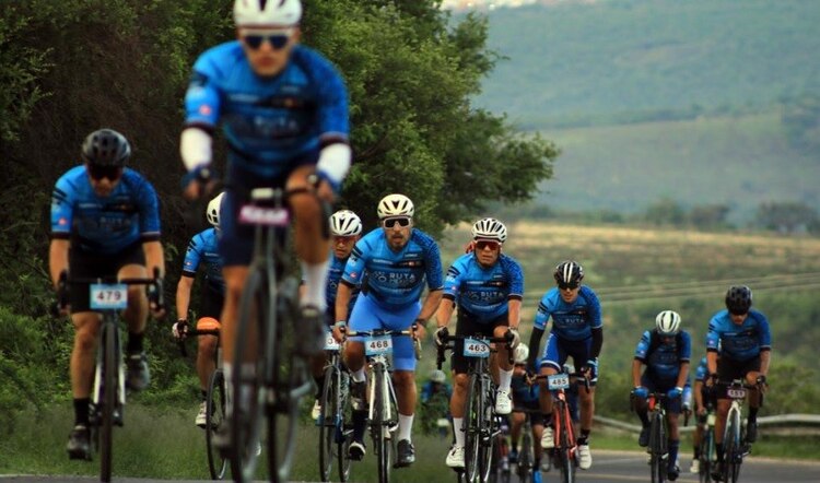 Más de mil ciclistas compiten en las modalidades del Gran Fondo de México