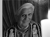 La gente llora la muerte del ex Papa Benedicto XVI en Roma