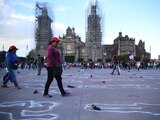 Un aspecto del Zócalo de la CDMX, este viernes por la marcha del #25N: En el suelo se pintaron siluetas y se colocaron zapatos en representación de las víctimas de feminicidio en el país