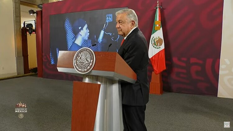 Al final de la mañanera, AMLO pidió la reproducción de la canción.