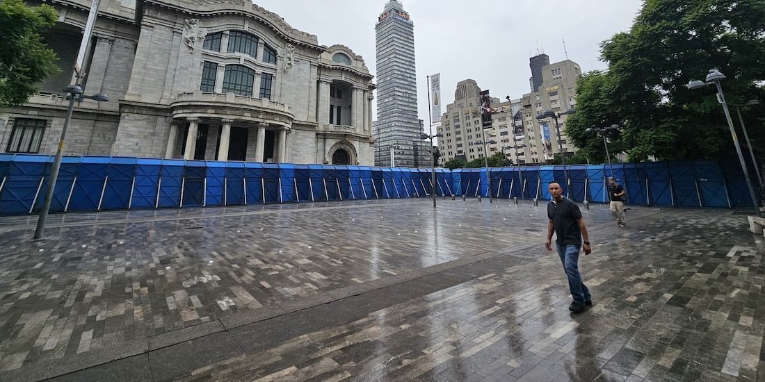 Esta mañana parte de la Almeda Central y el palacio de Bellas Artes amaneció tapiada por vallas metálicas.