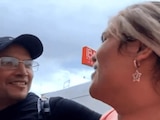 Wendy Guevara es acosada por fan el calle, la agarra del culello y le dice: 'dame un beso' (VIDEO)