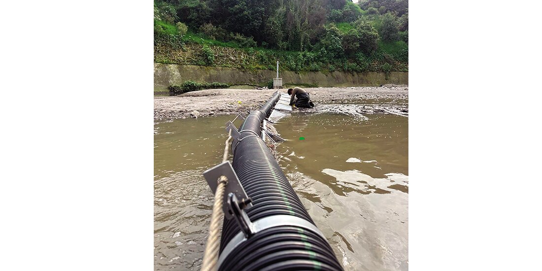 Un trabajador, en las labores de instalación de la red que permite retener los desechos.