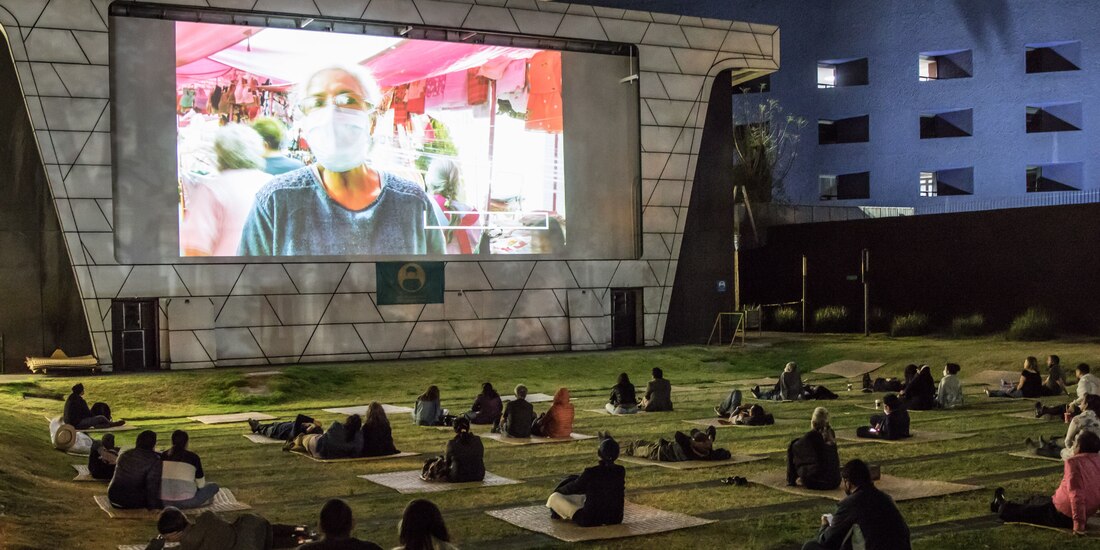 Asistentes, durante una función al aire libre en la Cineteca Nacional, en una imagen de archivo.