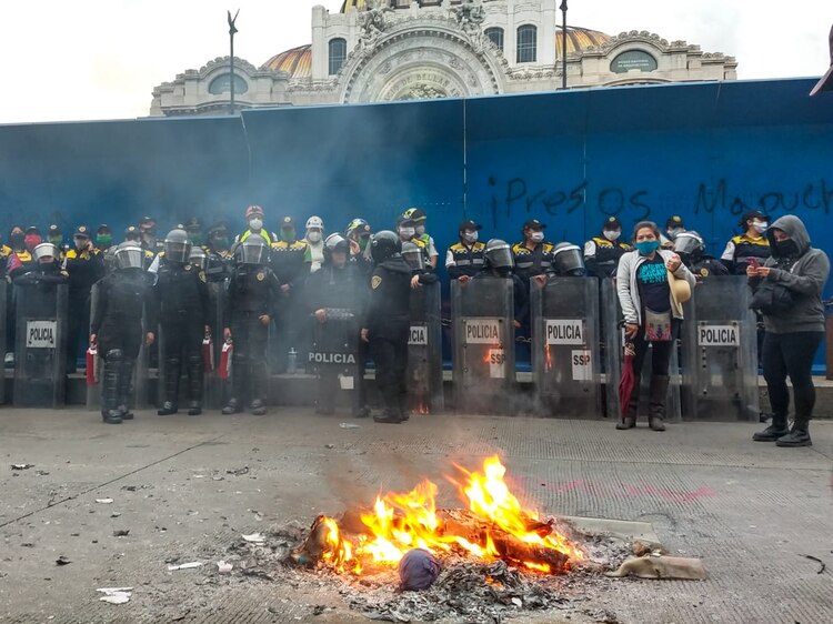 El cerco policíaco a Bellas Artes.