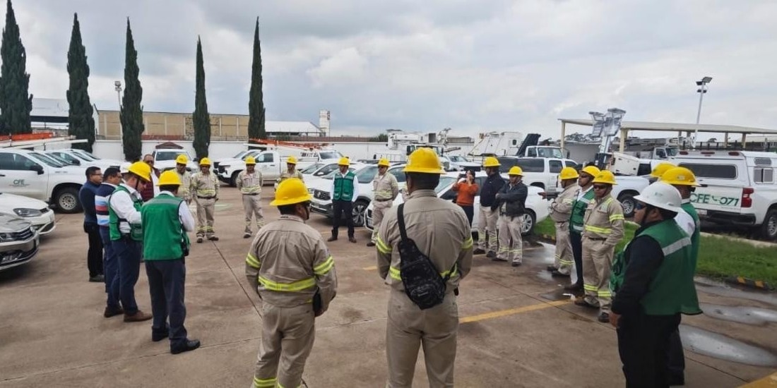 Personal de la CFE, en una fotografía ilustrativa.