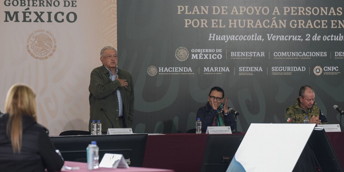 AMLO durante su supervisión de las tareas de apoyo a los damnificados por el huracán "Grace" en Veracruz.