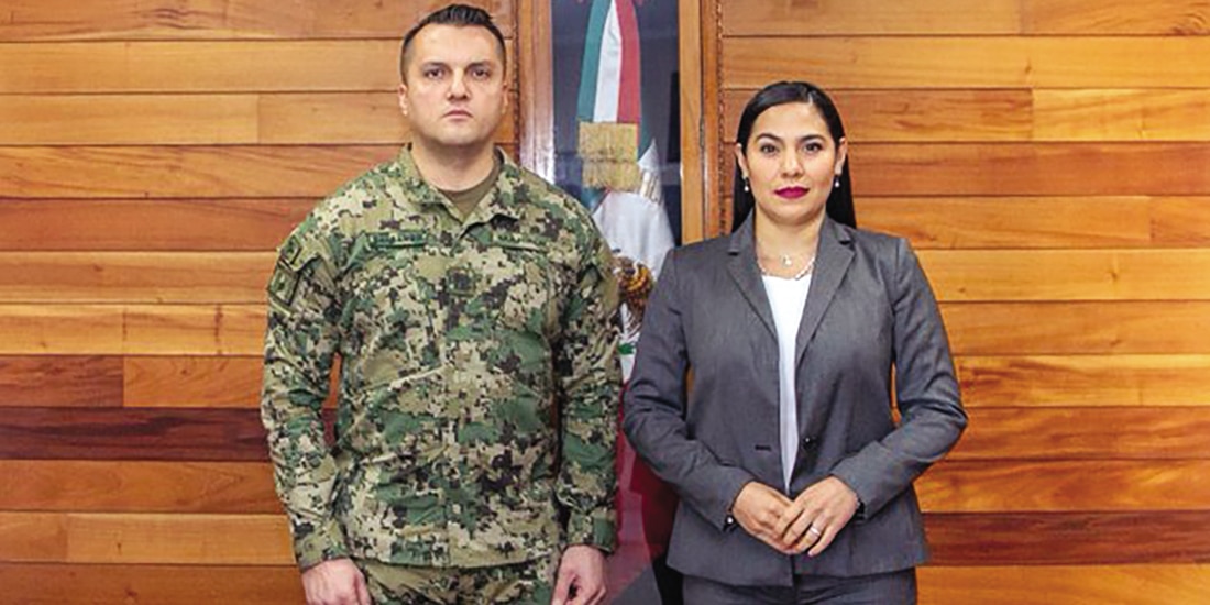 Indira Vizcaíno, gobernadora de Colima y Fabián Calcáneo, titular de la SSPE, ayer.