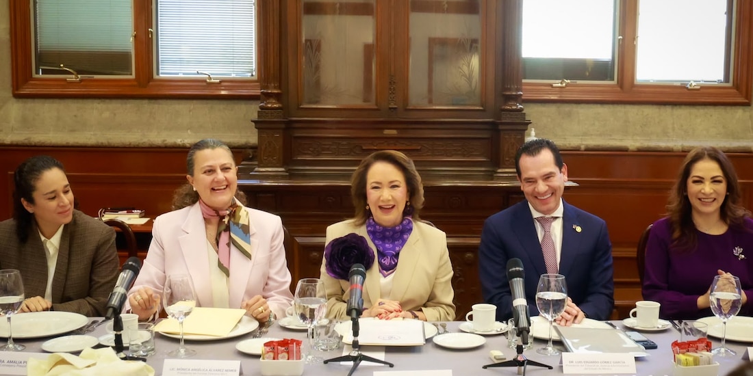 La Ministra Yasmín Esquivel Mossa en la reunión.