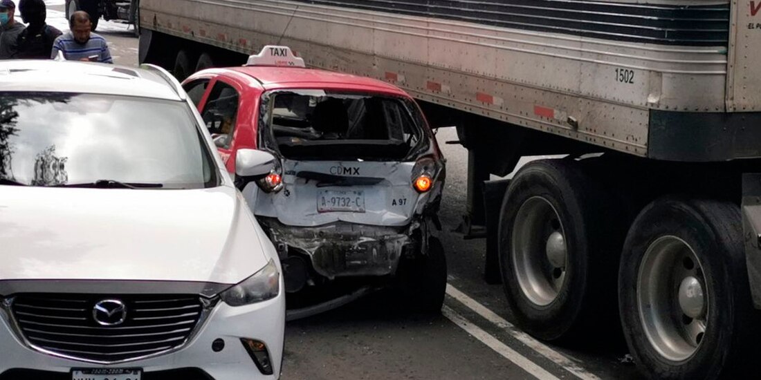 Cuando el tráiler no pudo avanzar, los testigos de lo ocurrido hicieron bajar a sus dos tripulantes y los golpearon, por lo que tuvieron que ser trasladados al Hospital Rubén Leñero.