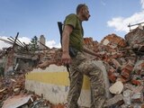 Un soldado ucraniano mira los escombros de una escuela en las afueras de Járkiv, Ucrania.