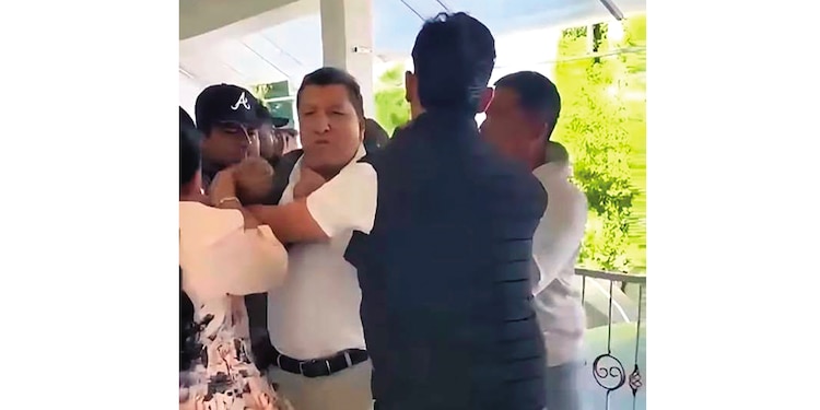 VECINOS ENARDECIDOS │ EL PRESIDENTE municipal morenista, en los momentos en que sus gobernados
irrumpen en su oficina y, agresiones de por medio, lo trasladan a su comunidad