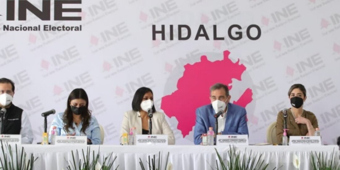 Lorenzo Córdova, consejero presidente del Instituto Nacional Electoral (centro derecha).