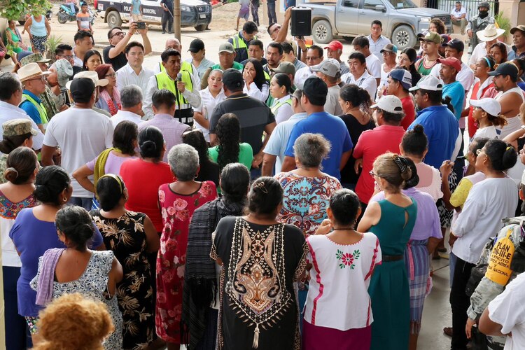 Comunidades costeras reciben apoyo del gobernador y Sefader para enfrentar afectaciones por el huracán.