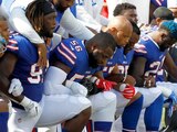 Jugadores de los Bills de Buffalo se arrodillan durante el himno.