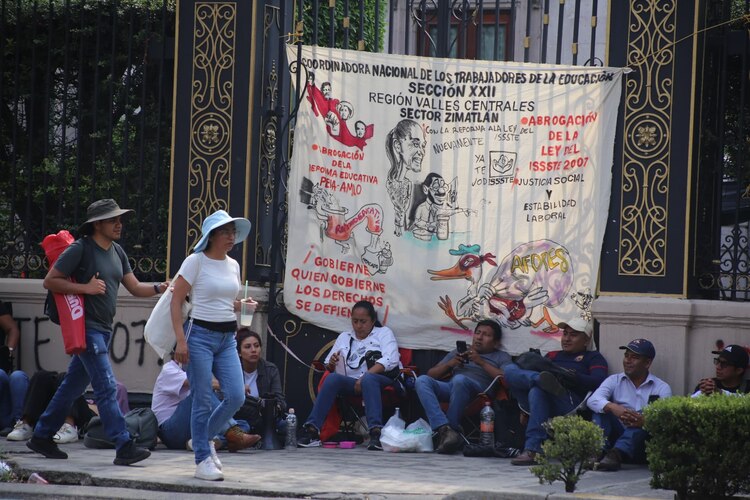 Integrantes de la CNTE mantienen un cerco afuera de las instalaciones de la Secretaría de Gobernación.