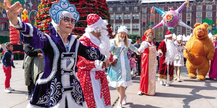 Zócalo luminoso y colorido es el corazón de las fiestas