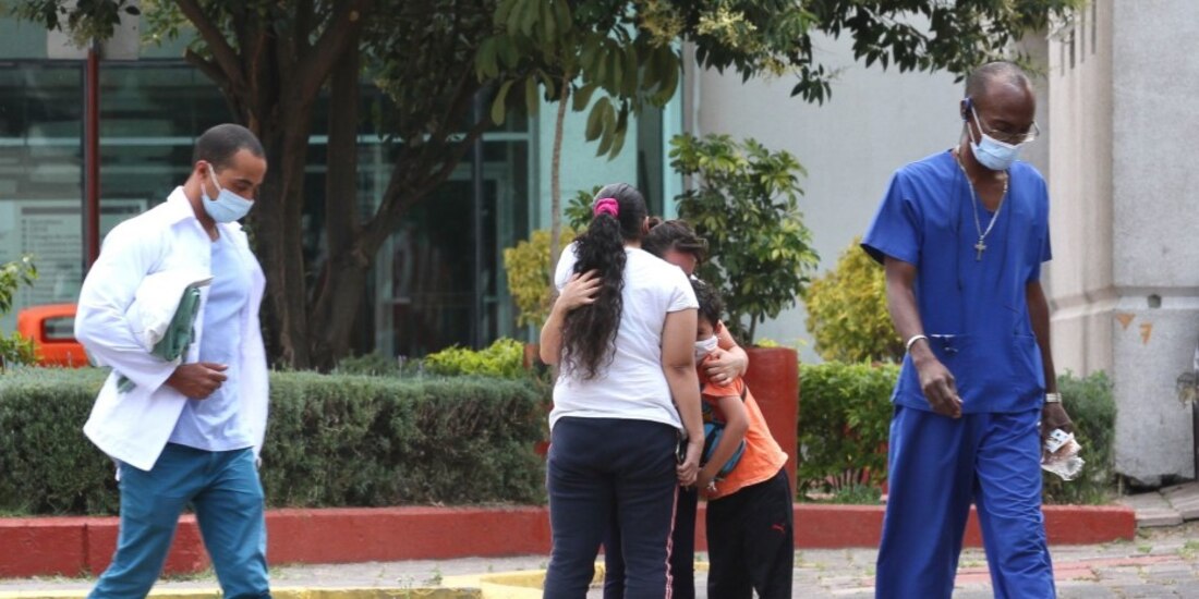 En el ingreso al Hospital Tláhuac una familia de un enfermo de Covid-19 se abraza mientras llora.