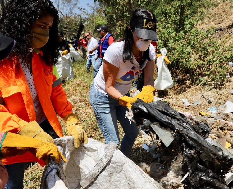Lía Limón (der.) destacó que, a lo largo de su gestión, se ha logrado el retiro de más de 800 toneladas de basura de las barrancas.