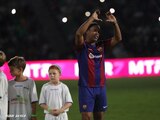 Ronaldinho fintó a un espontáneo que lo quería abrazar en un juego entre leyendas del Barcelona y el Maccabi Haifa.