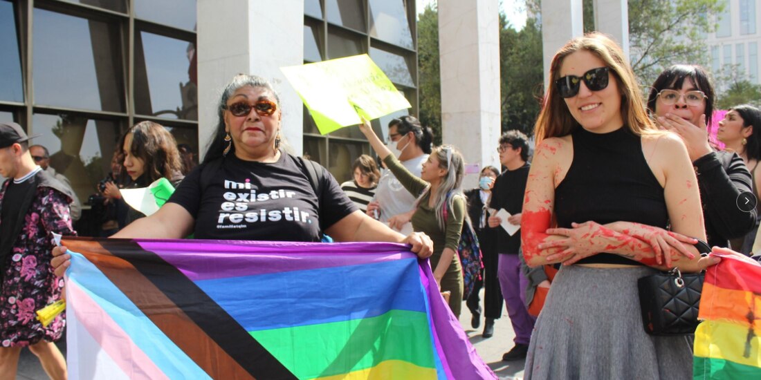 Dos mujeres posan con la bandera del Orgullo del Progreso, el 16 de enero pasado.